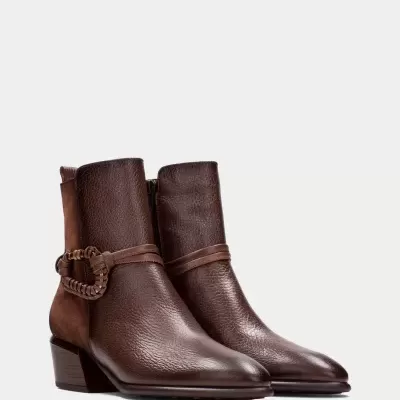 Botins de pele castanha com fivela larga e tacão médio