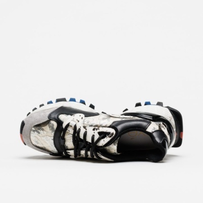 Ténis desportivos preto, cinzento, branco e azul vistos de cima