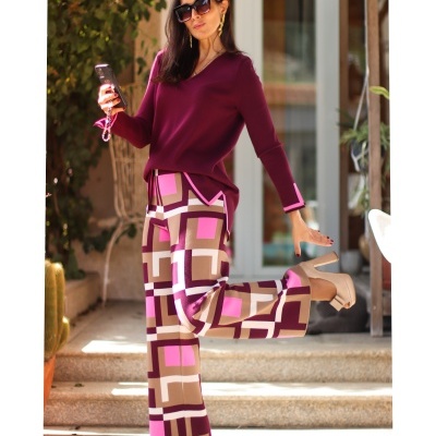 Mulher com roupa colorida e sapatos de salto numa escadaria exterior