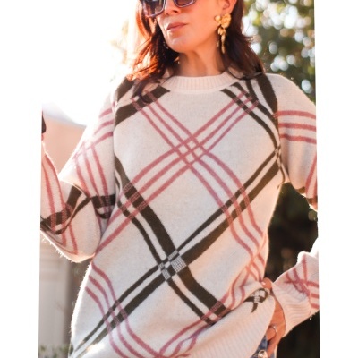 Camisola bege de malha com padrão xadrez rosa e castanho