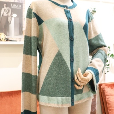 Casaco de malha com padrão geométrico em tons de verde e bege no manequim