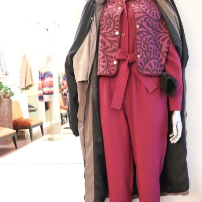 Conjunto de roupa feminina com casaco comprido preto e bege, colete bordô estampado e macacão bordô com cinto