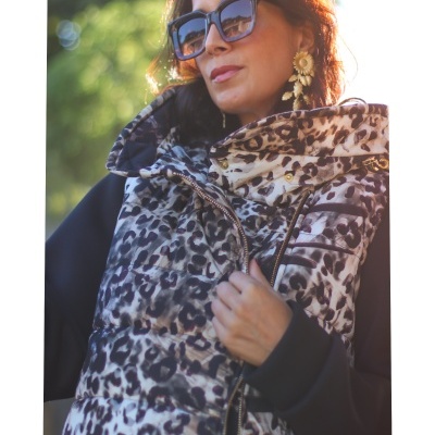 Colete matelassado animal print castanho e preto