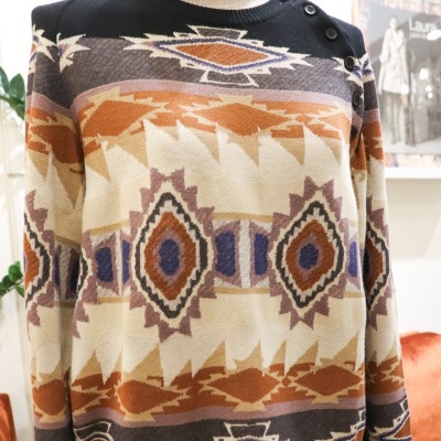 Camisola geométrica com botões no ombro.