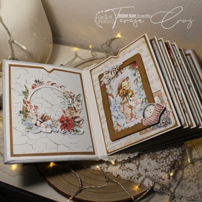 Álbum gráfico artesanal decorado com flores e imagem de menina, em tons bege e rosa.