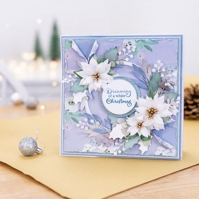 Cartão de Natal lilás com flores e texto central 'Dreaming of a white Christmas'