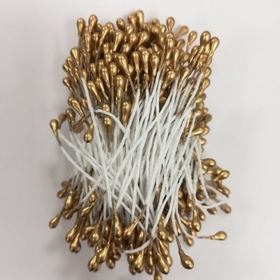 Estames decorativos dourados com hastes brancas sobre fundo branco