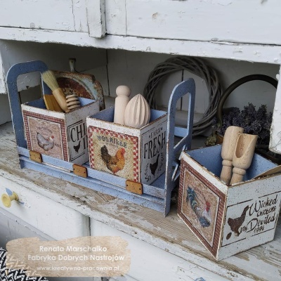 Conjunto de caixas decorativas azuis com estampas de galinhas e utensílios de cozinha de madeira