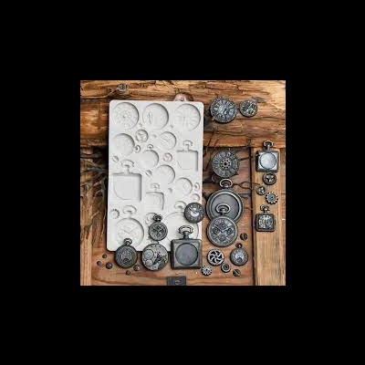 Moldes de silicone branco e peças metálicas de relógios antigos sobre madeira