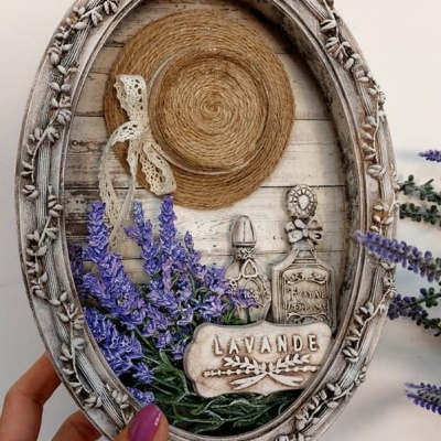 quadro oval decorativo com tema lavanda, chapéu de palha e moldura ornamentada