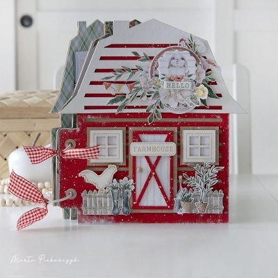 Livro decorativo em forma de casa vermelha com janelas e portas brancas e vermelhas com elementos florais e textos HELLO e FARMHOUSE