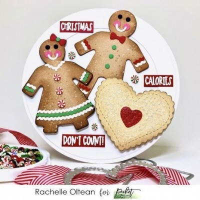 Três bolachas decorativas de Natal em prato branco com textos