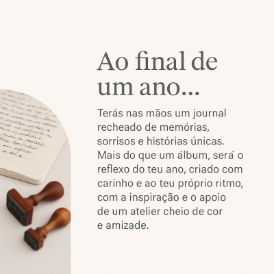 Caderno aberto com escrita à mão e carimbos de madeira ao lado