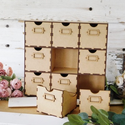 Caixa organizadora de madeira com nove compartimentos e flores decorativas