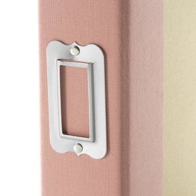 Capa de tecido rosa com moldura metálica prateada retangular