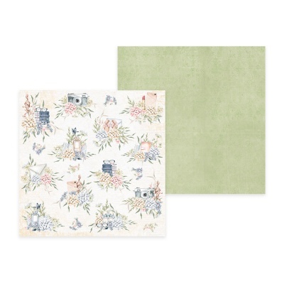 Dois papéis decorativos quadrados, um com padrão floral e objetos, outro verde liso