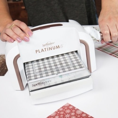 Máquina de corte em papel Spellbinders PLATINUM 6 com papéis de padrões natalícios