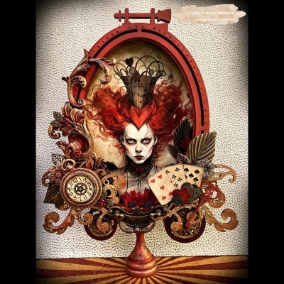 Escultura artística com moldura oval vermelha e rosto feminino dramático com cabelo vermelho