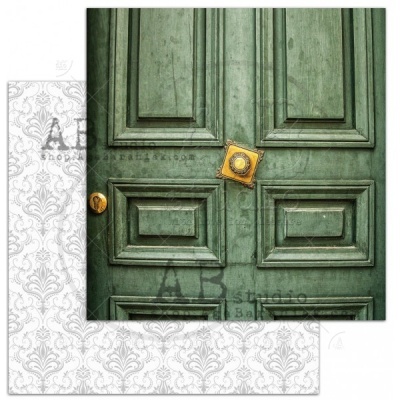 porta verde de madeira com puxadores dourados e padrão floral ao fundo