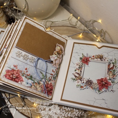 Álbum de scrapbook decorado com flores vermelhas e moldura floral