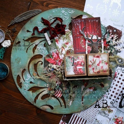 Artigos decorativos de artesanato natalício dispostos em prato verde sobre mesa de madeira