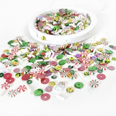 Botões e lantejoulas coloridas e decorativas sobre fundo branco.