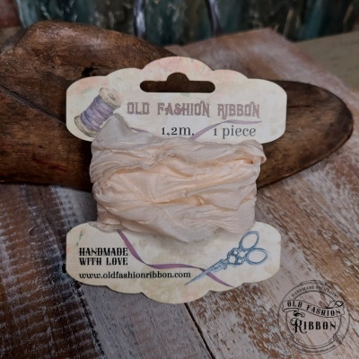 Fita decorativa creme com embalagem Old Fashion Ribbon sobre superfície de madeira