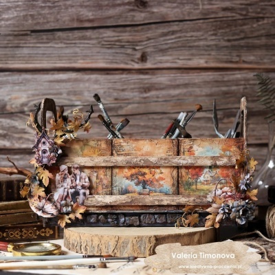 Organizador rústico para pinceis com decoração vintage e floral sobre suporte de madeira