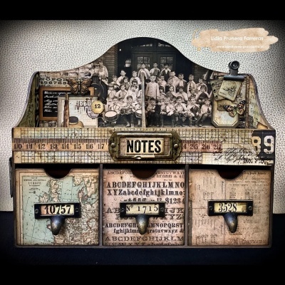 Organizador vintage em madeira com três gavetas e decoração com mapas, números e letras