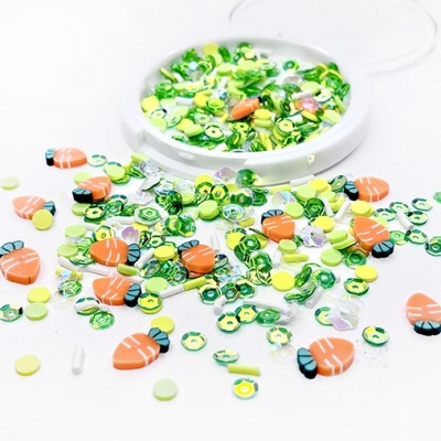 Frascos transparentes com pequenas decorações de plástico colorido em forma de fatias de fruta