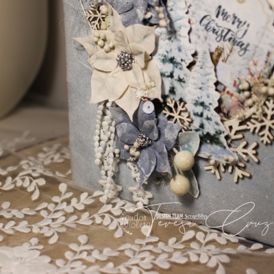 Decoração natalícia artesanal com flores de tecido e flocos de neve em madeira