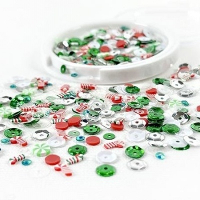 Lantejoulas coloridas espalhadas com embalagem aberta