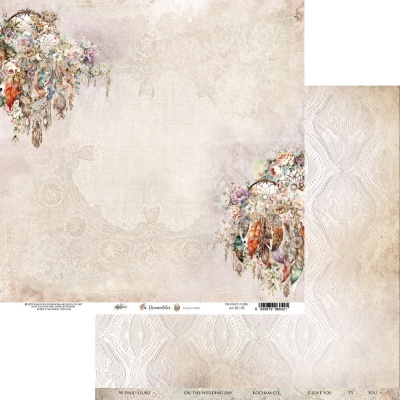 Papel decorativo com motivos florais, penas e padrões de renda em tons pastel