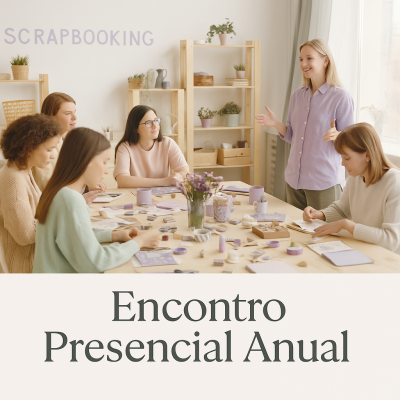 Mulheres reunidas ao redor de mesa com materiais de scrapbooking em tons lilás e creme.