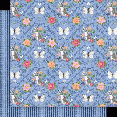 Tecido azul com padrão de borboletas e flores coloridas e borda listrada.