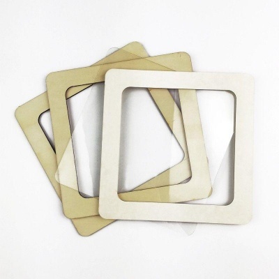 Três molduras quadradas bege sobre fundo branco