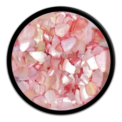 Pequenos pedaços brilhantes em tons de rosa dentro de recipiente circular preto