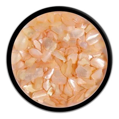 Pote contendo pequenos pedaços de cristal ou concha cor pêssego