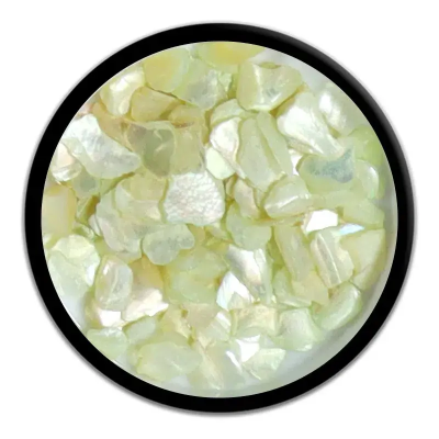 Pedaços iridescentes brancos e bege em recipiente negro circular