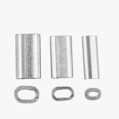 Três conjuntos de acessórios metálicos cilíndricos prateados com argolas ovais