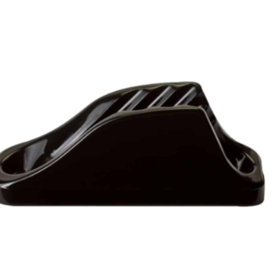 Cortador de legumes preto com ranhuras em fundo branco