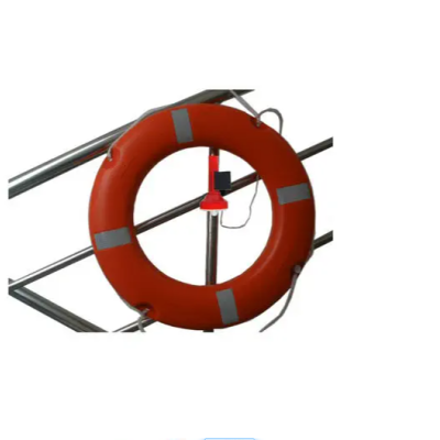 Anel salva-vidas laranja com faixas cinzentas preso a estrutura metálica