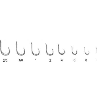 Anzóis de pesca prateados em vários tamanhos