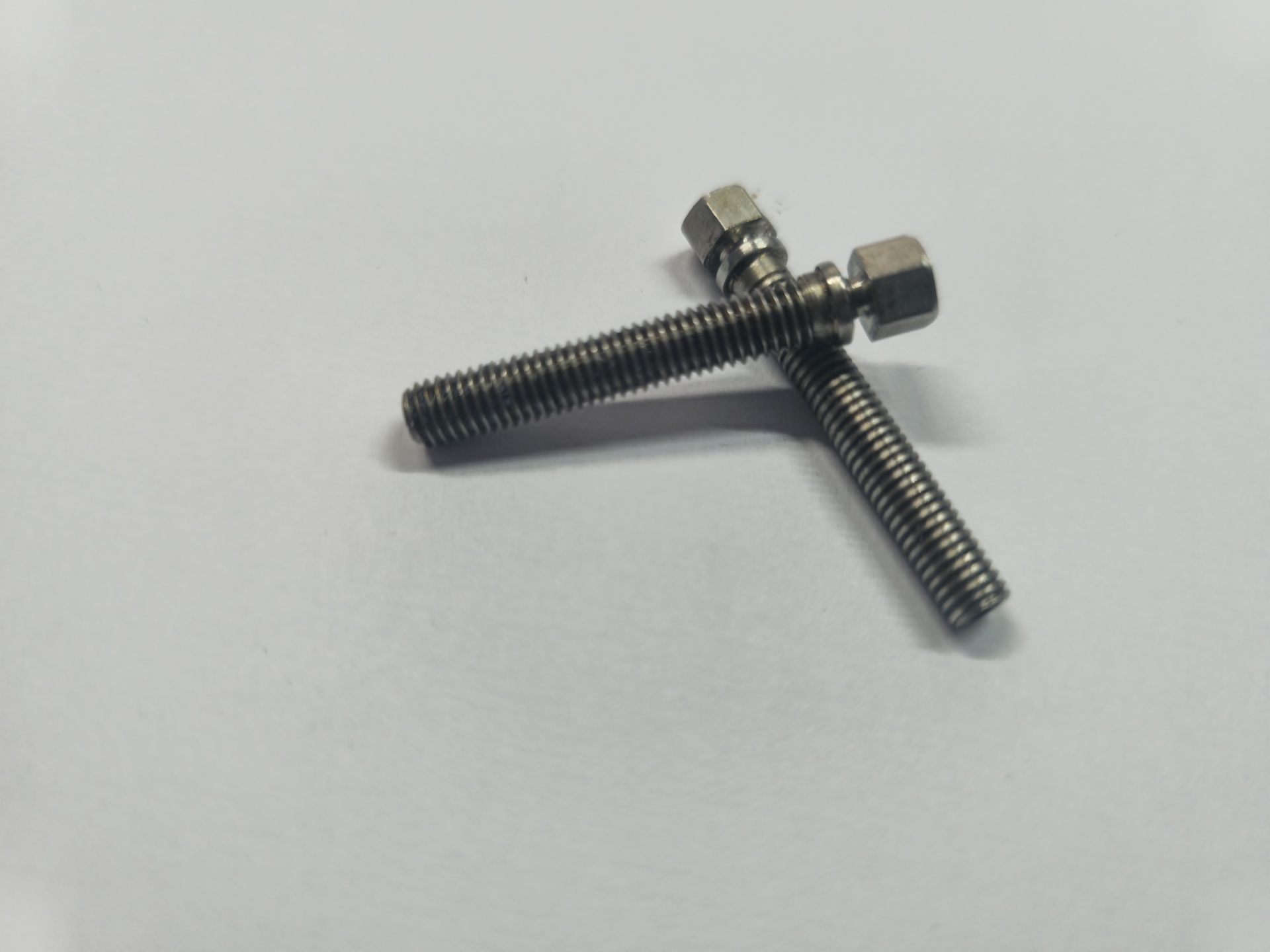Carello Screw