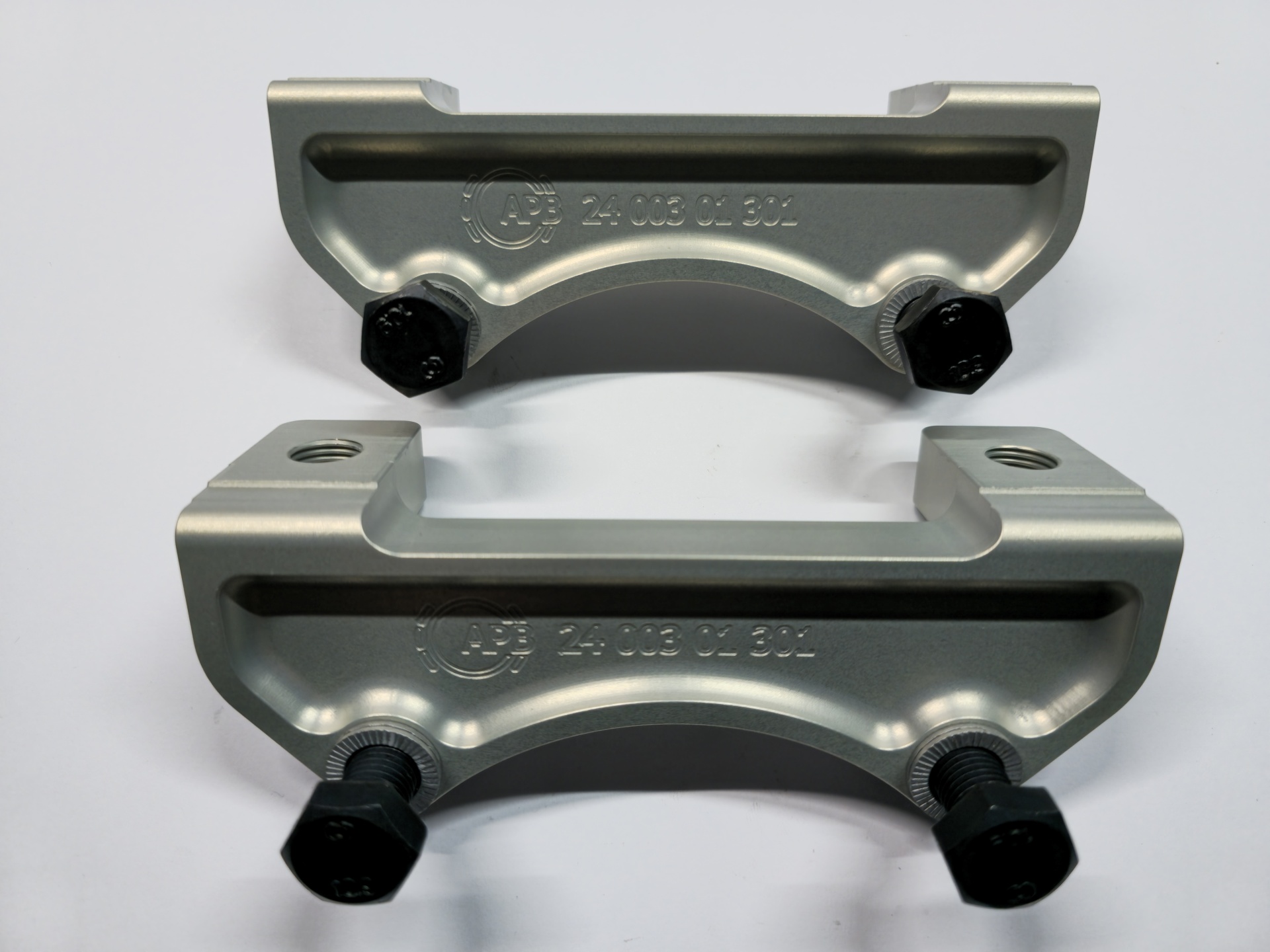 Suportes metálicos prateados com parafusos pretos e marcação Z 408 11 511