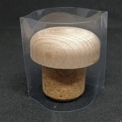 Tampa de cortiça com topo de madeira clara embalada em plástico transparente