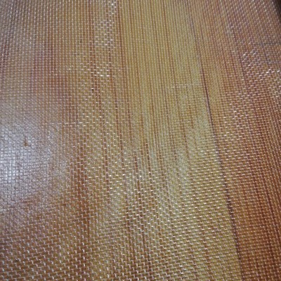 padrão quadriculado translúcido sobre fundo que imita madeira