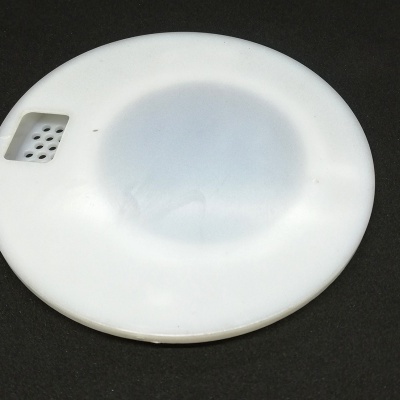 Prato branco redondo com recorte quadrado e furos