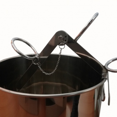 Panela metálica inoxidável com suporte articulado e corrente, fundo branco