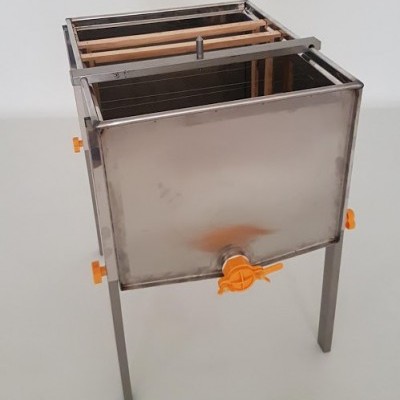 Apanha-mel em metal inox com torneira de plástico laranja e quadros de madeira